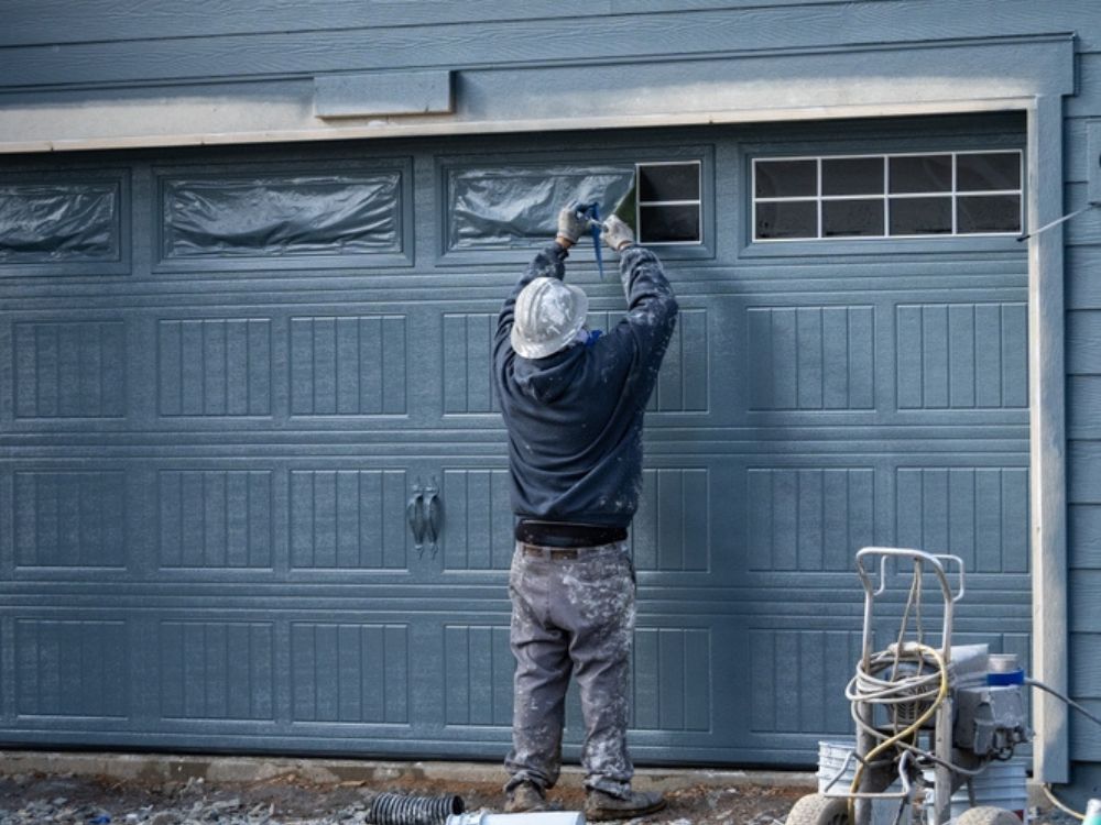 What Are the Benefits of Professionally Painting Your Garage?